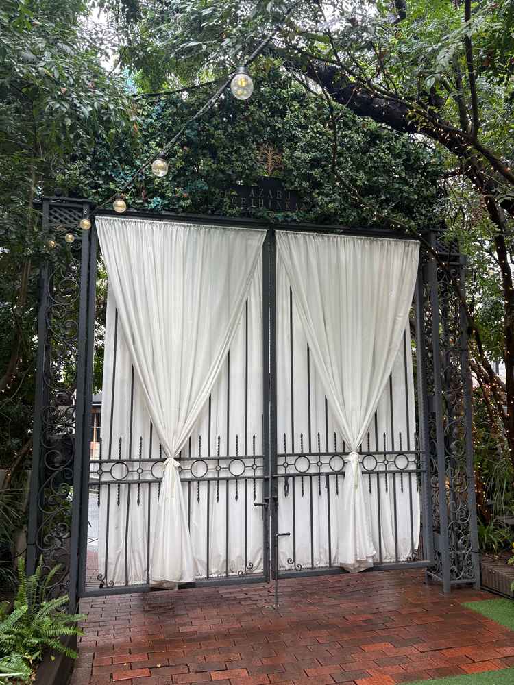 入り口の扉を閉めると完全なプライベート空間になる。これをバックにガーデン挙式も可能。