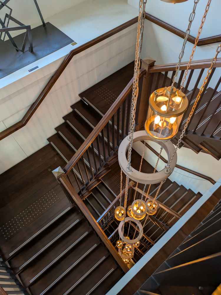 ランプが美しく印象的な階段