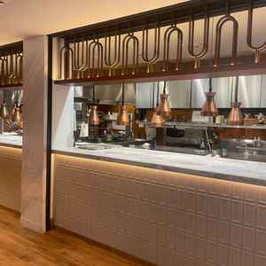 フランベ演出もできるオープンキッチン