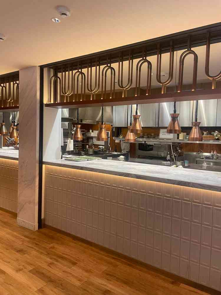 フランベ演出もできるオープンキッチン