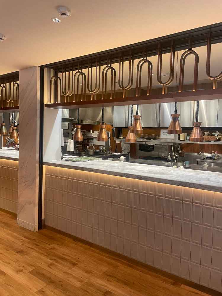 フランベ演出もできるオープンキッチン