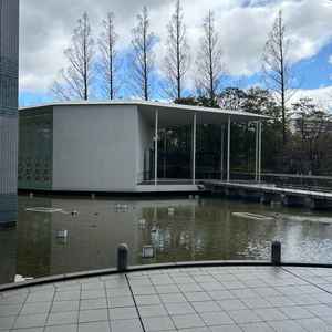 水上に浮かんだようなチャペルの外観写真。向かうまでの橋を渡るのもドキドキします。