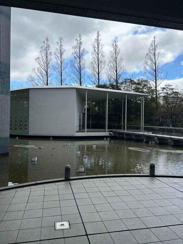 水上に浮かんだようなチャペルの外観写真。向かうまでの橋を渡るのもドキドキします。