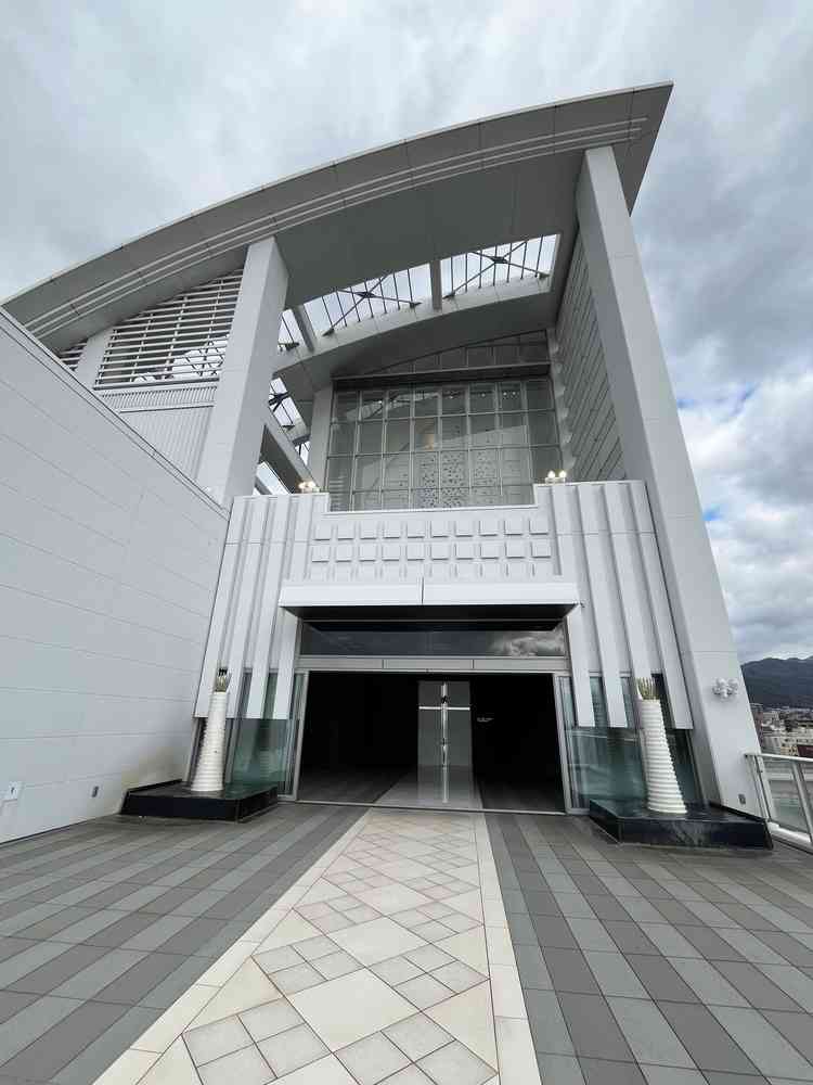 チャペルから写真撮影の場所への移動。開放感がありオープンした時は感動した。