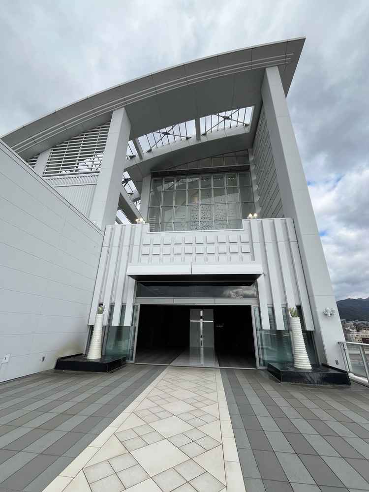 チャペルから写真撮影の場所への移動。開放感がありオープンした時は感動した。