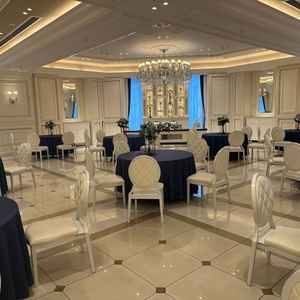 会場は青と白を基調にしていて大人っぽく華やかな印象でした。ソファが2個されておりゲストの休憩場所にも