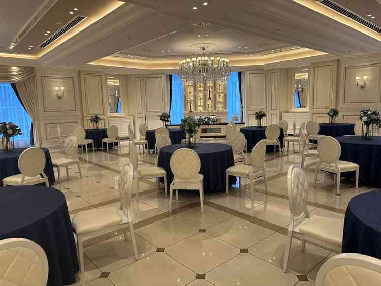 会場は青と白を基調にしていて大人っぽく華やかな印象でした。ソファが2個されておりゲストの休憩場所にも