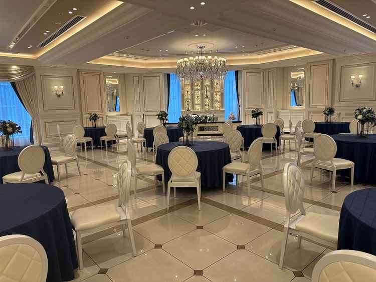 会場は青と白を基調にしていて大人っぽく華やかな印象でした。ソファが2個されておりゲストの休憩場所にも