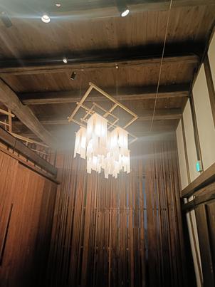 会場のいたるところに木や和紙を使った証明があり、他の会場ではあまり見ない良さの1つだと思った。