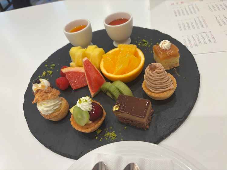 デザートビュッフェの試食会。当日もゲストが食べやすいように一口大に作られていたり様々なジャンルあり。