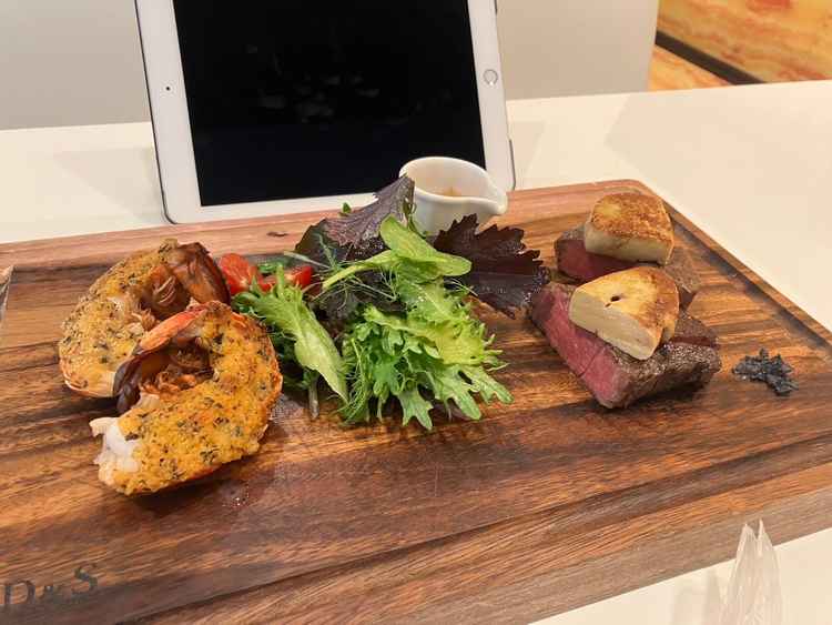 メイン料理のオマールエビと黒毛和牛。とっても美味しかったです。