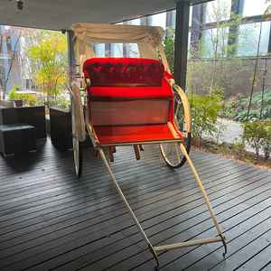 1回の中庭にある人力車で、式当日には自由に使えるそうです。和装と洋装の両方に合う人力車でした。