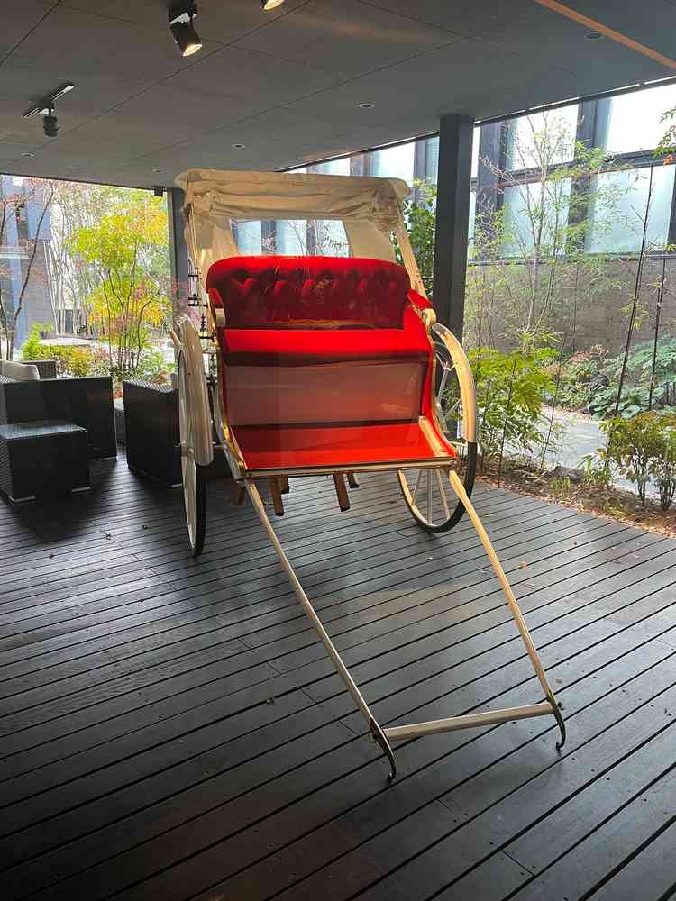 1回の中庭にある人力車で、式当日には自由に使えるそうです。和装と洋装の両方に合う人力車でした。