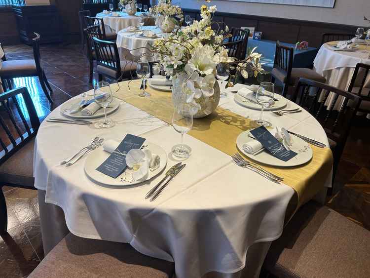 披露宴会場のテーブルクロス等のコーディネート。金色の差し色が雰囲気をぐっと引き締めていた。