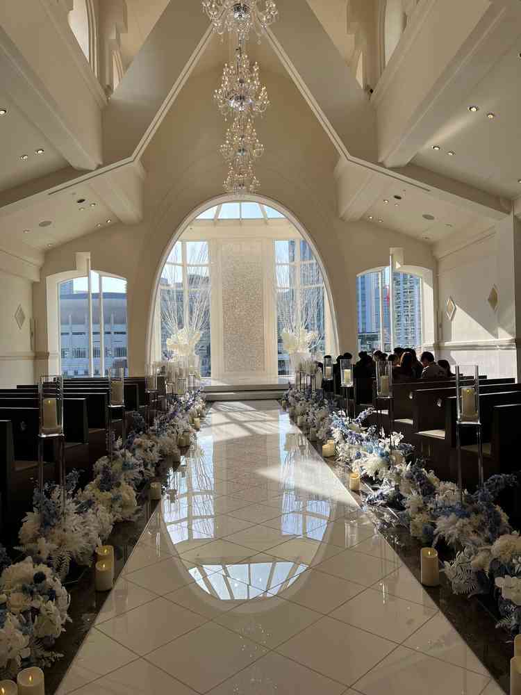 チャペル。白を基調とした清潔感のある内装。外が見えるので開放感がある。