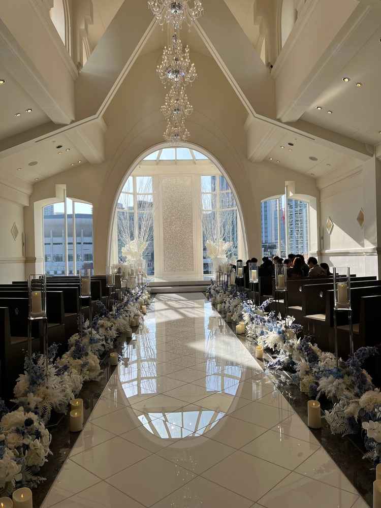 チャペル。白を基調とした清潔感のある内装。外が見えるので開放感がある。