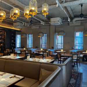 披露宴会場の全体の雰囲気。程よい暖色のライトとカフェのような落ち着いた雰囲気が心地よかったです