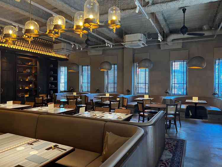 披露宴会場の全体の雰囲気。程よい暖色のライトとカフェのような落ち着いた雰囲気が心地よかったです