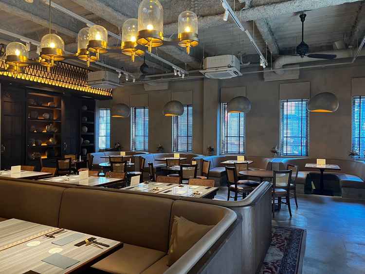 披露宴会場の全体の雰囲気。程よい暖色のライトとカフェのような落ち着いた雰囲気が心地よかったです