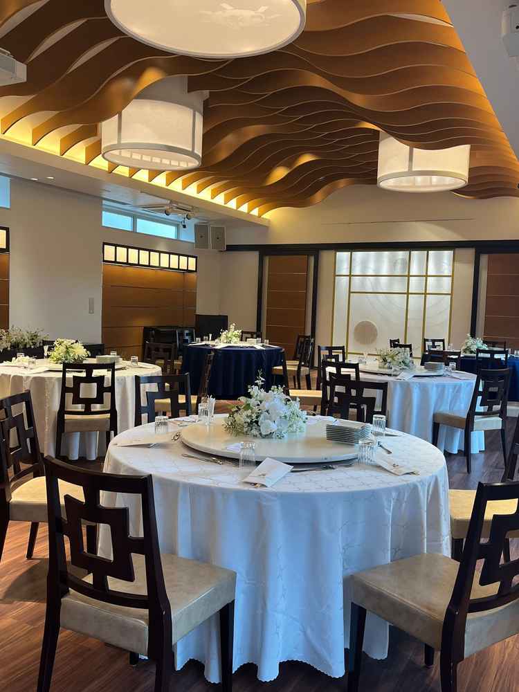 2階にある50〜60名程が入れる披露宴会場です。スクリーンも3面あって、落ち着いた雰囲気の会場です。