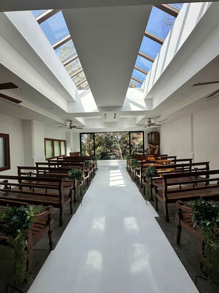 当式場のチャペルです。白基調かつシンプルで落ち着いた雰囲気でした。