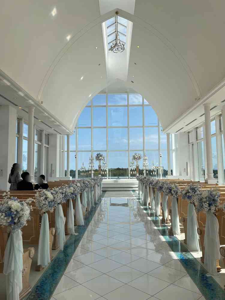 独立4階の高さのチャペル。白基調で光がしっかりと入り、入った瞬間すごい！と声が出ました。