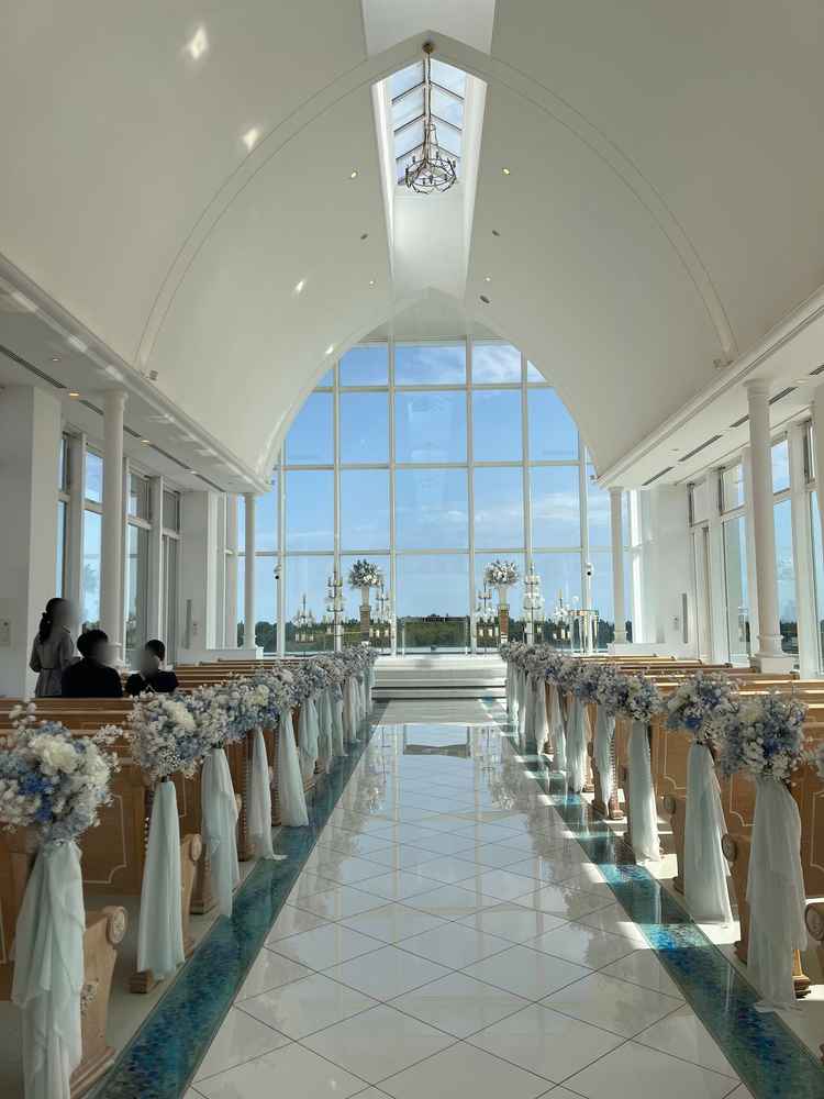 独立4階の高さのチャペル。白基調で光がしっかりと入り、入った瞬間すごい！と声が出ました。