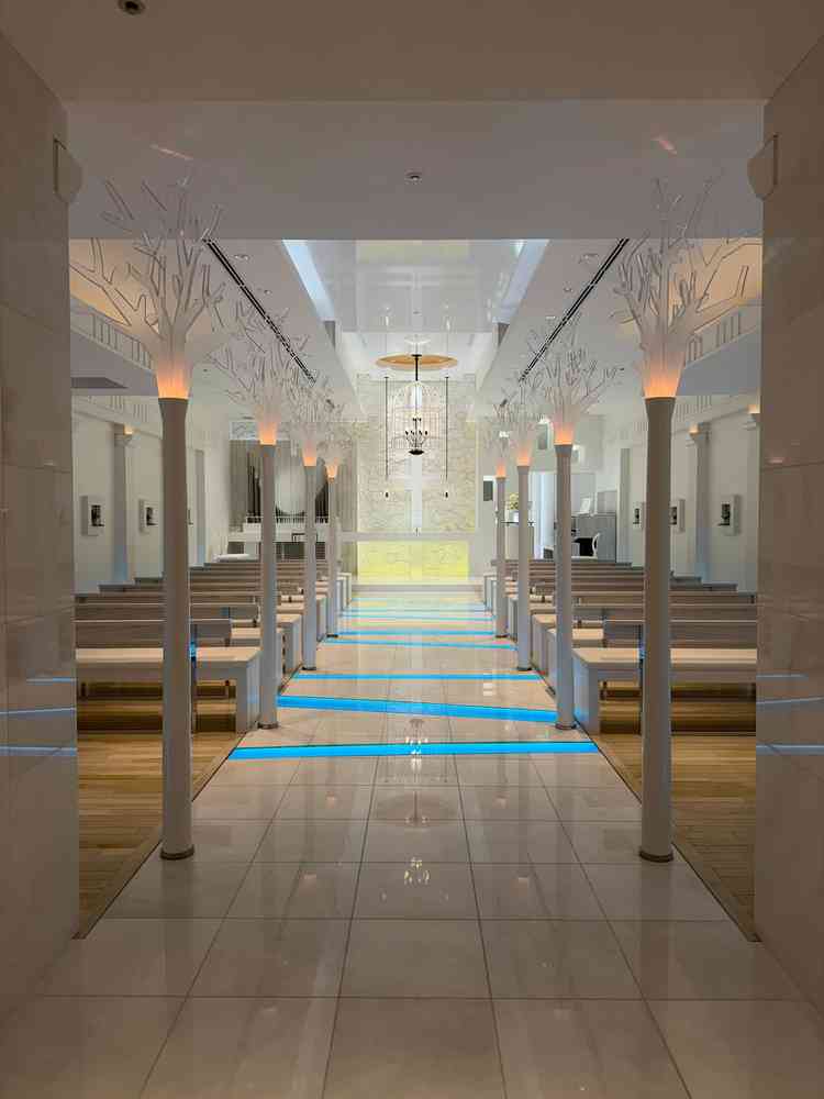 白を基調としたチャペルの様子。足元に小川をイメージした照明がついている。