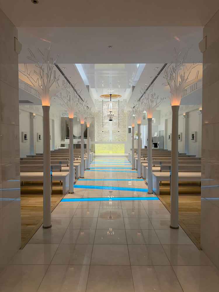 白を基調としたチャペルの様子。足元に小川をイメージした照明がついている。