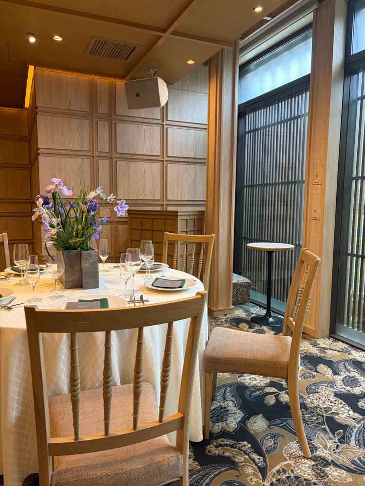 式場、披露宴会場、共に木造で施されていて、雰囲気は明るく洗練されていてとても良かった。今風さもある。