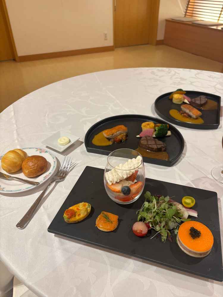 式場の見学前に試食をしました。お料理の見た目の華やかさ、味もどれも美味しく頂きました。