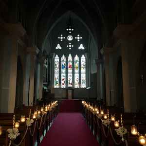 照明を暗くするとステンドグラスが一層輝いて見えました。前撮りにもよく使われるそうです。