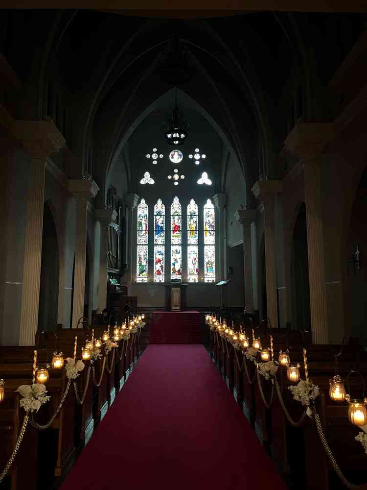 照明を暗くするとステンドグラスが一層輝いて見えました。前撮りにもよく使われるそうです。