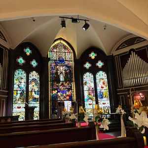 360度に広がるステンドグラスは圧巻でした。ウエディングドレスがとても美しく見えると思います。