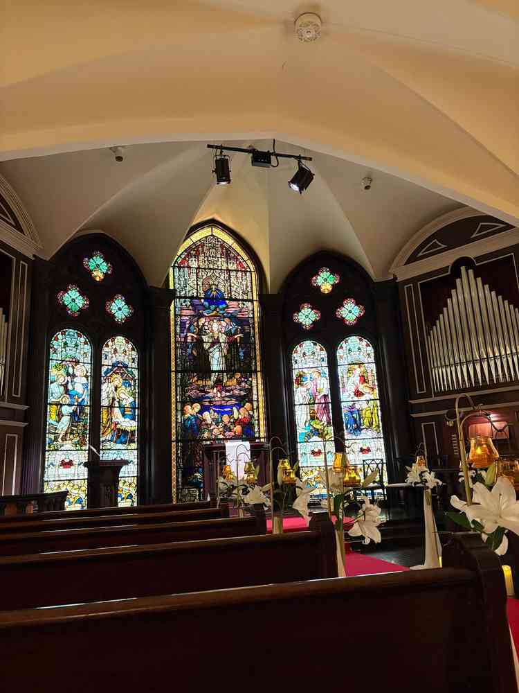 360度に広がるステンドグラスは圧巻でした。ウエディングドレスがとても美しく見えると思います。