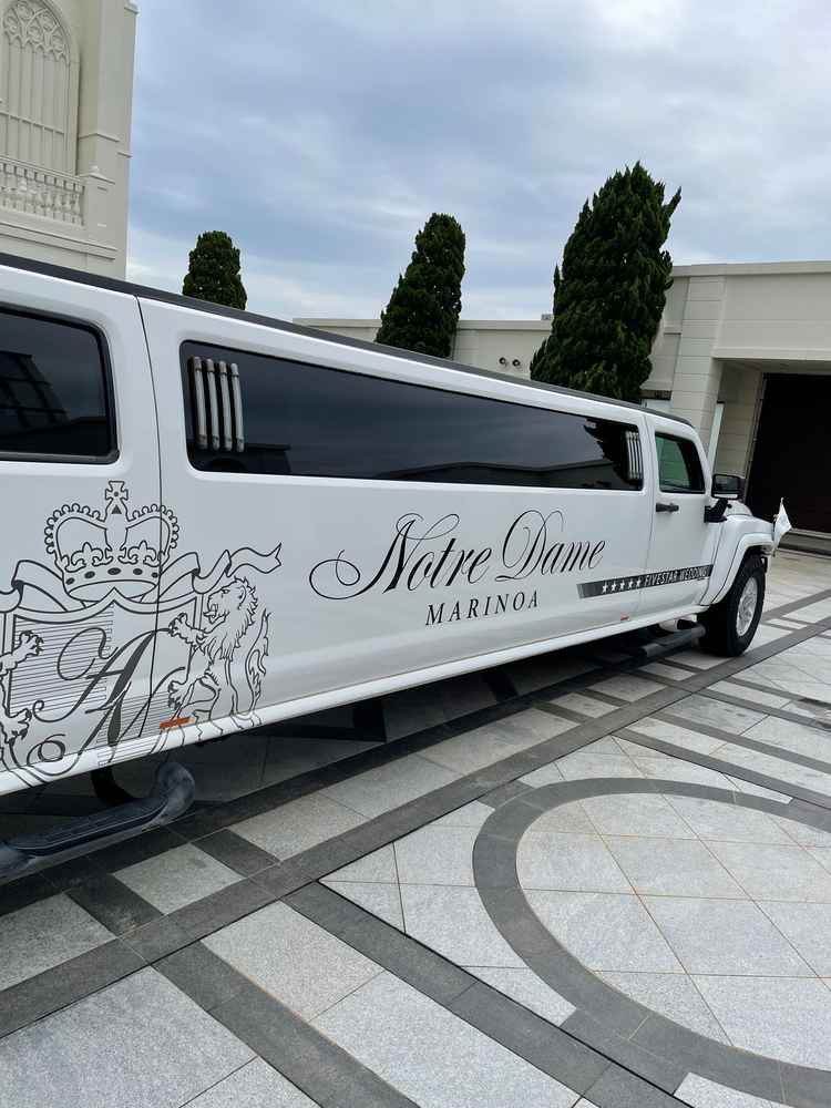 お式当日は、オプション（無料）でリムジンや馬車にて会場内の移動ができるとのこと。