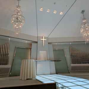 チャペルの雰囲気。光るバージンロードがとても綺麗で印象的でした。