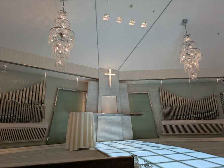 チャペルの雰囲気。光るバージンロードがとても綺麗で印象的でした。