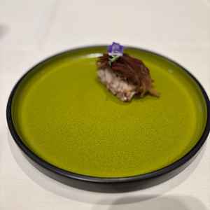 松笠揚げの魚料理で、モンブラン仕立てでした。