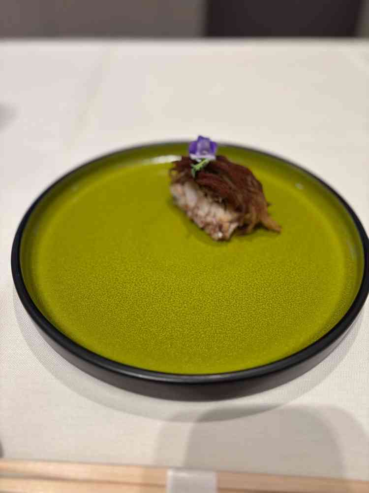 松笠揚げの魚料理で、モンブラン仕立てでした。