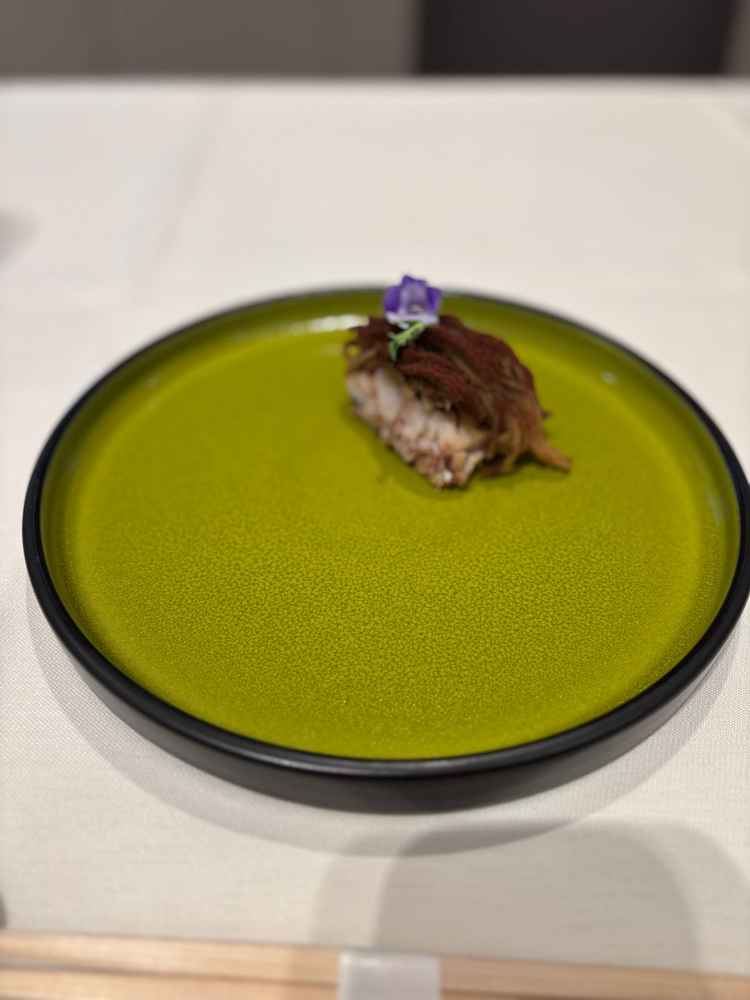 松笠揚げの魚料理で、モンブラン仕立てでした。