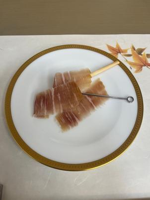 生ハムです。待合室にて原木からカットするおもてなしもできるとのことでした。
