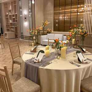 白やベージュが基調の明るい雰囲気の披露宴会場。