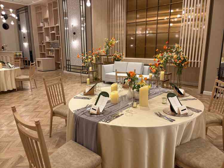 白やベージュが基調の明るい雰囲気の披露宴会場。