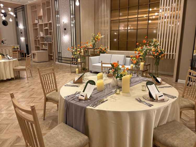 白やベージュが基調の明るい雰囲気の披露宴会場。