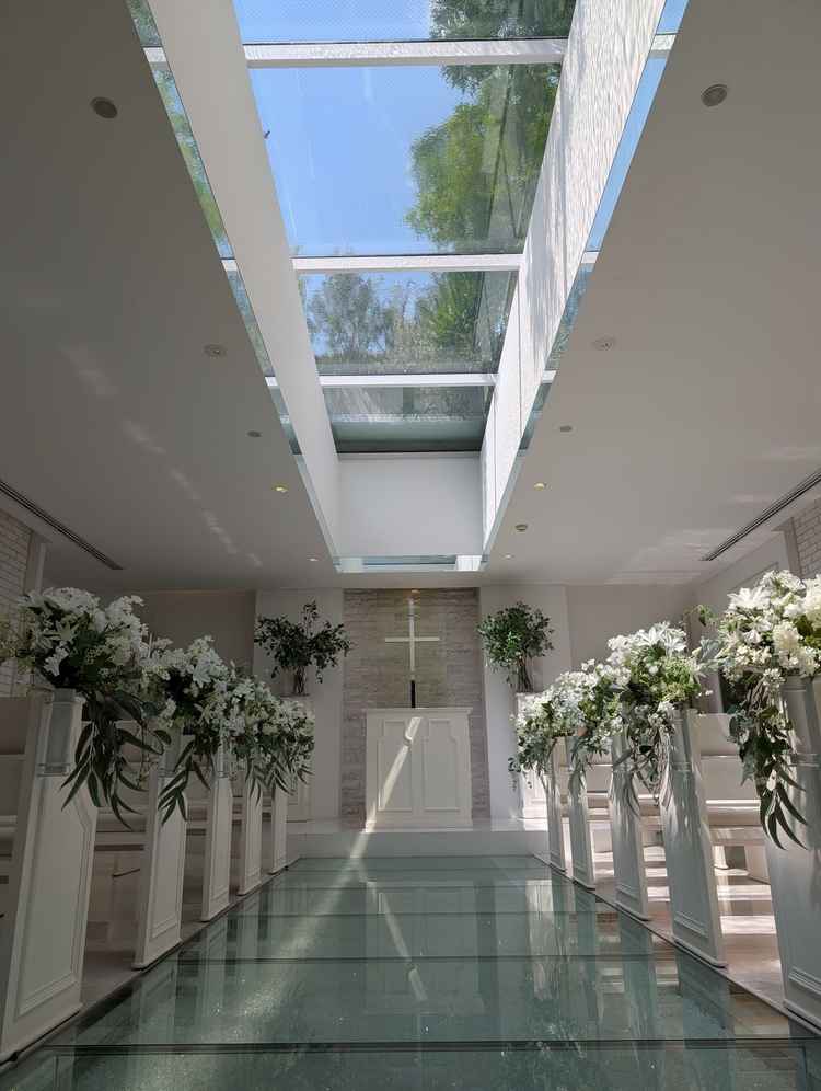 天井がガラス張り開放感がある。青空が見え爽やかな感じがする。祭壇とゲスト席が近いので安心感ある。