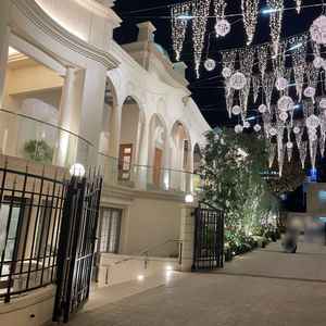 チャペルの外観とイルミネーション。アニヴェルセルのVがモチーフ。