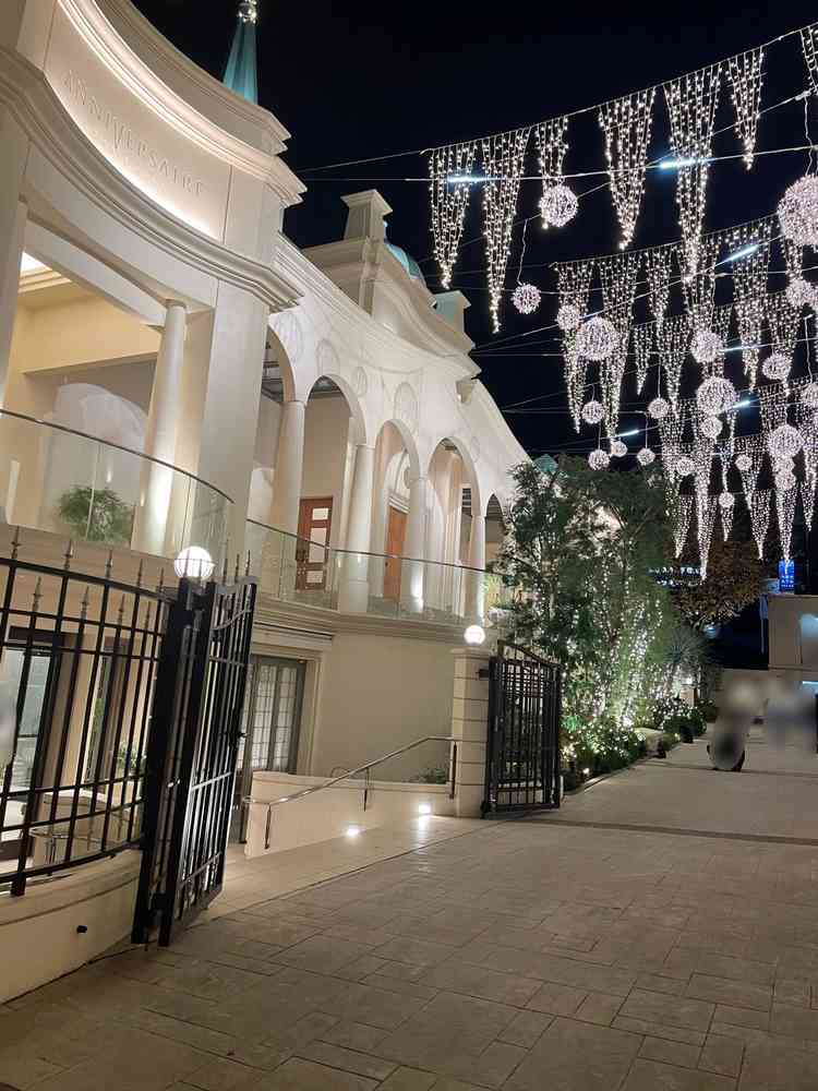 チャペルの外観とイルミネーション。アニヴェルセルのVがモチーフ。