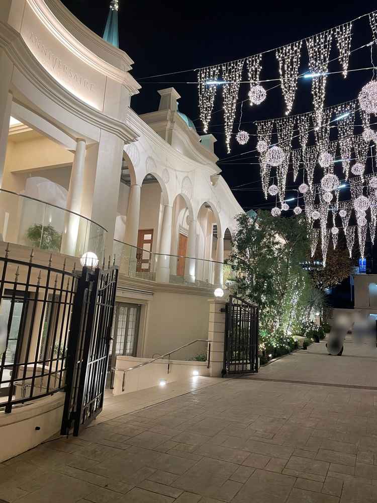 チャペルの外観とイルミネーション。アニヴェルセルのVがモチーフ。