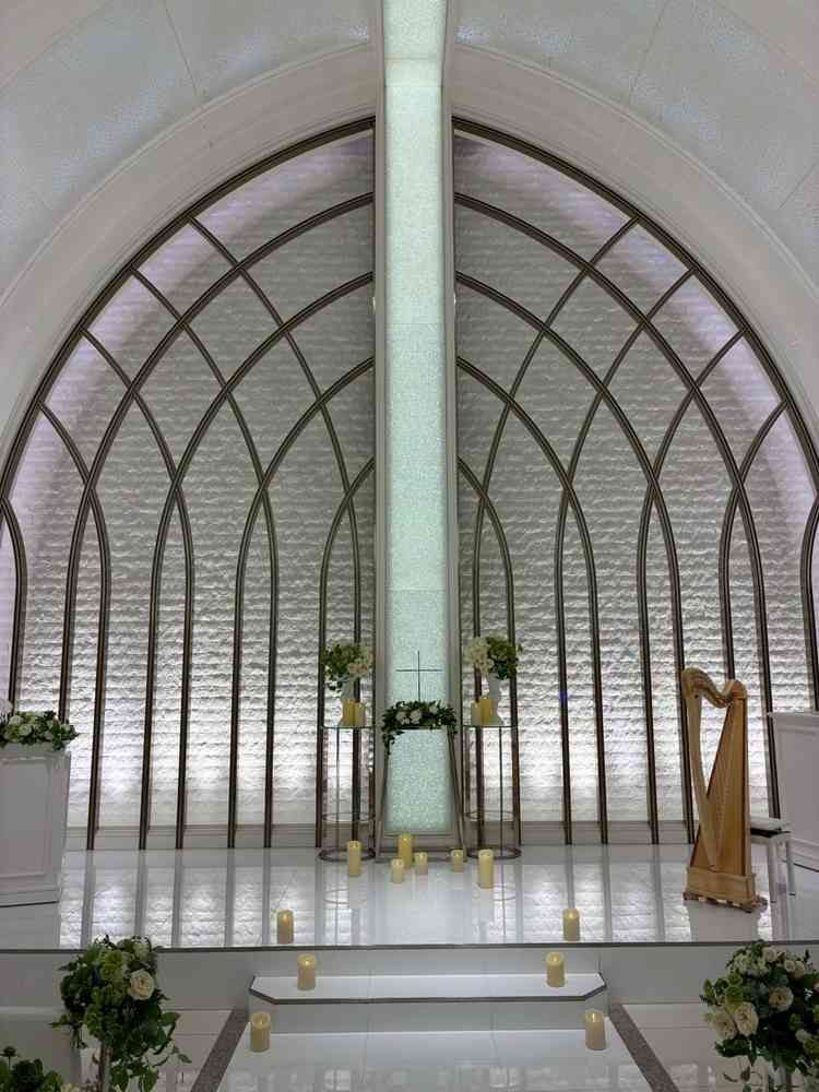 チャペル②真っ白で天井が高くとても理想的でした。